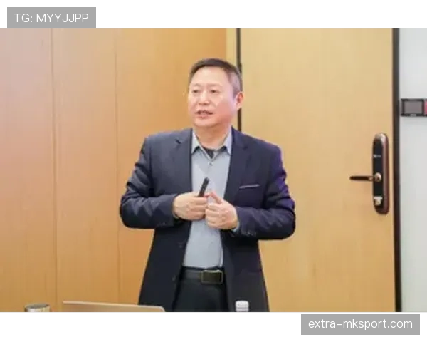 足球裁判手势详解:判罚含义与常见误区解析 足球裁判手势详解:判罚含义与常见误区解析